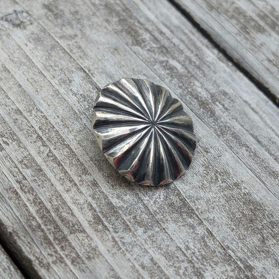 ハンドメイドのシルバーコンチョ　ヘアゴムなどに。　インディアンジュエリー風