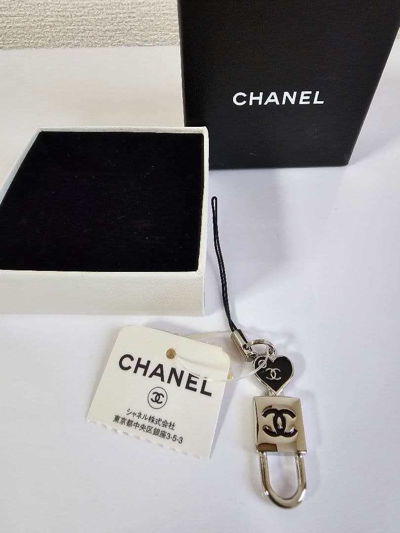 CHANEL ハート&鍵型チャーム シルバー 、ストラップ