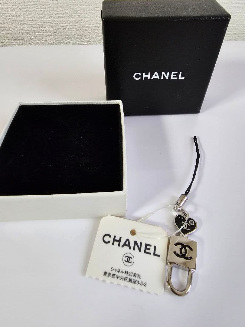 CHANEL ハート&鍵型チャーム シルバー 、ストラップ