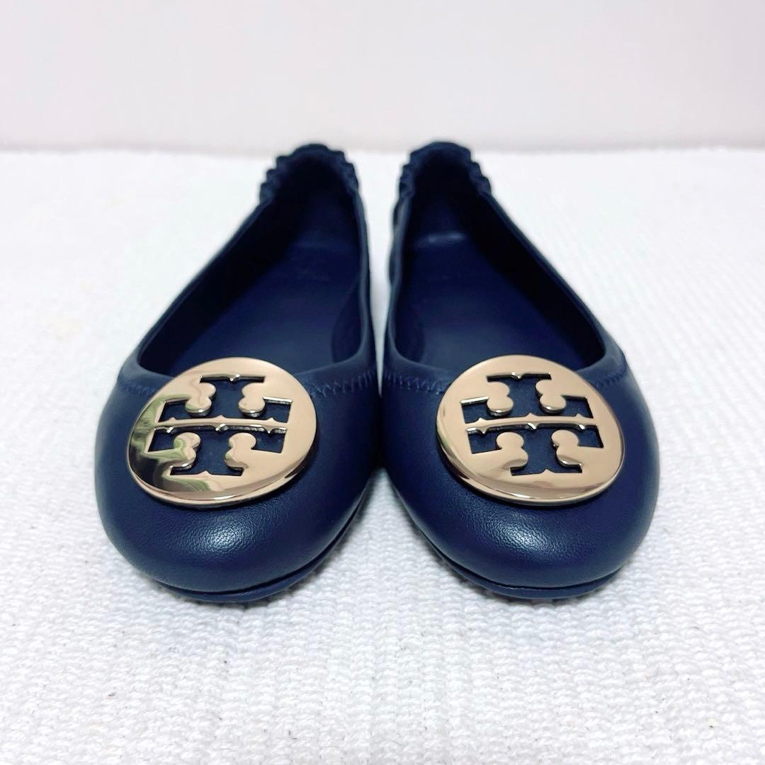 美品　トリバーチ　フラットシューズ　　メタルダブルTゴールド金具　ナパレザー　紺