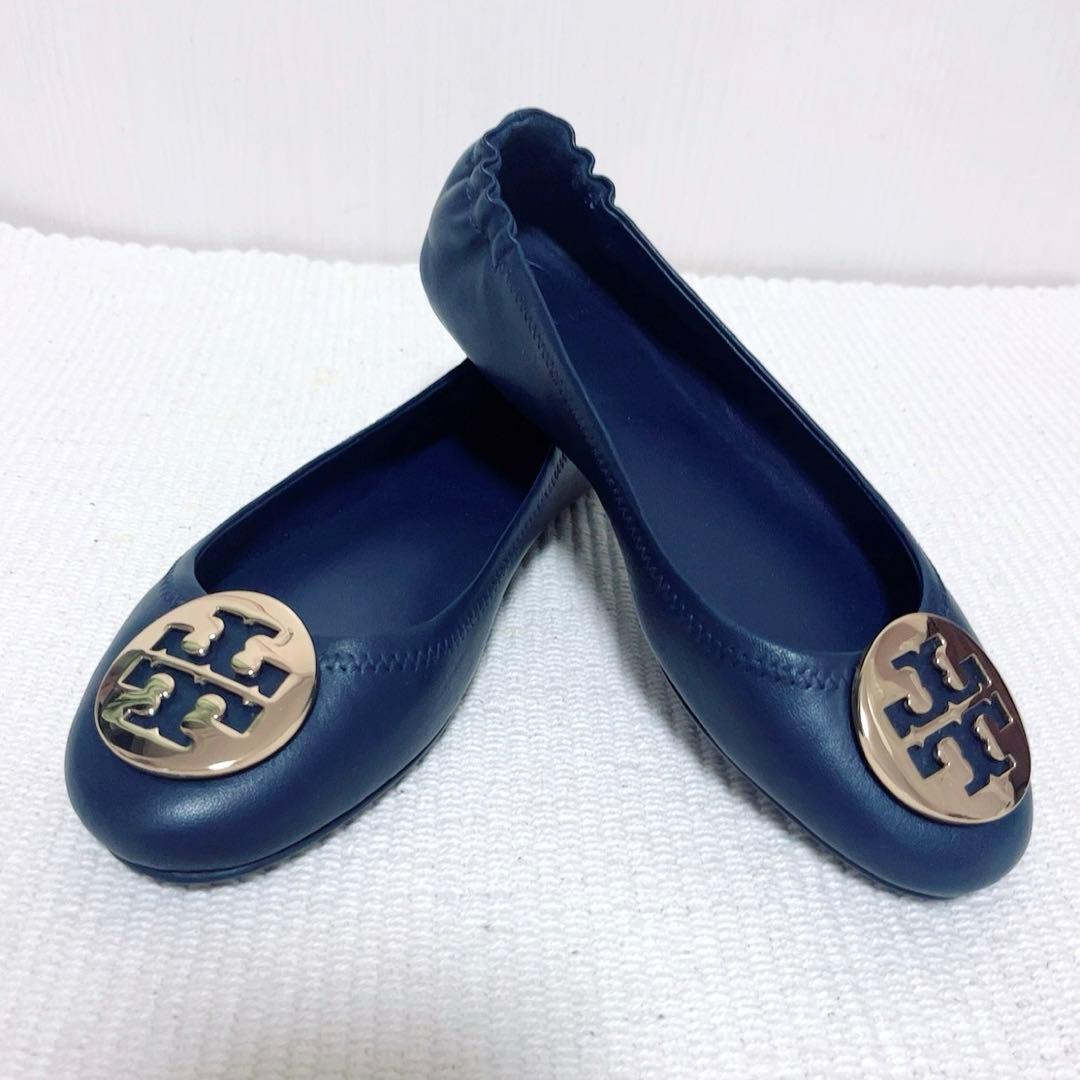 美品　トリバーチ　フラットシューズ　　メタルダブルTゴールド金具　ナパレザー　紺