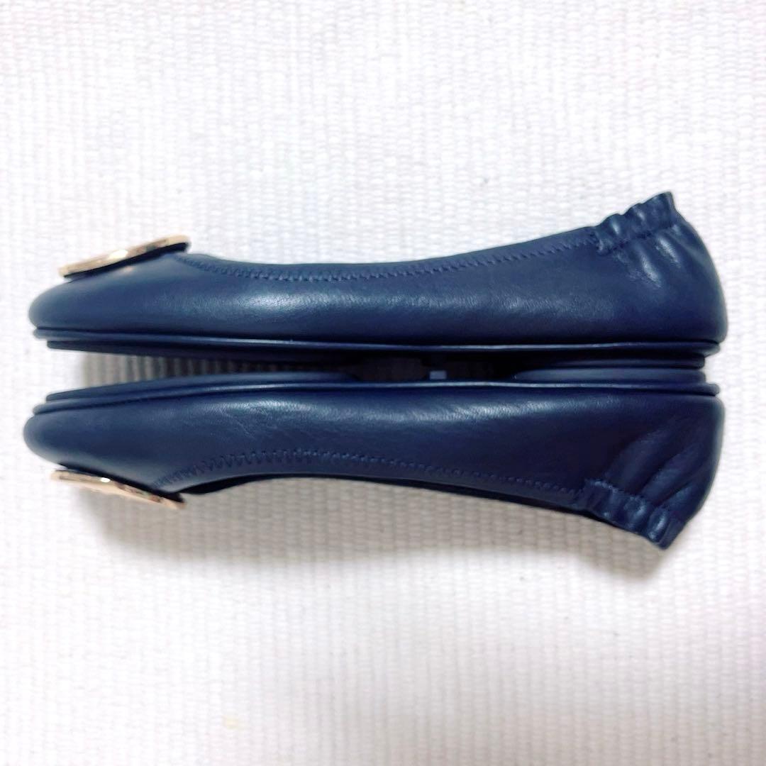 美品　トリバーチ　フラットシューズ　　メタルダブルTゴールド金具　ナパレザー　紺