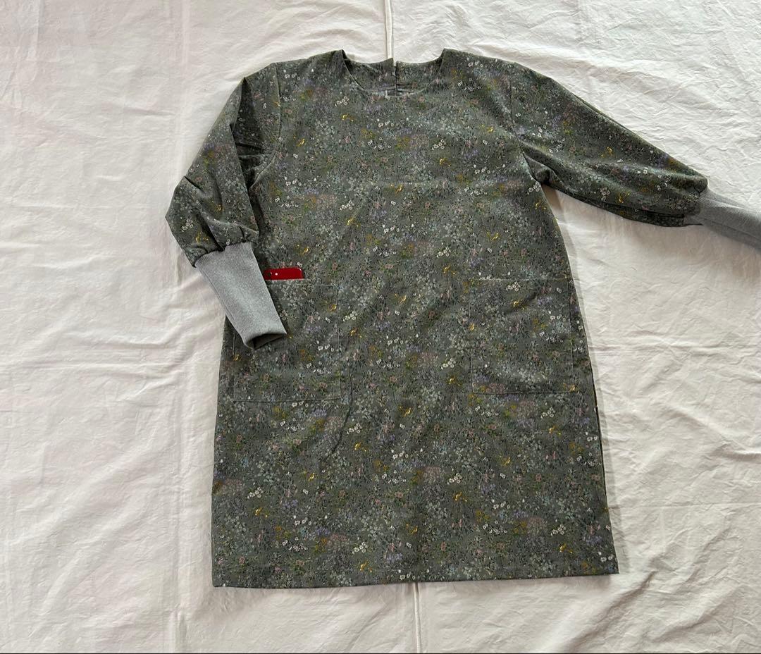 【ピロページ】細畝小花柄コットンコーデュロイ＊リブ袖口割烹着ワンピース