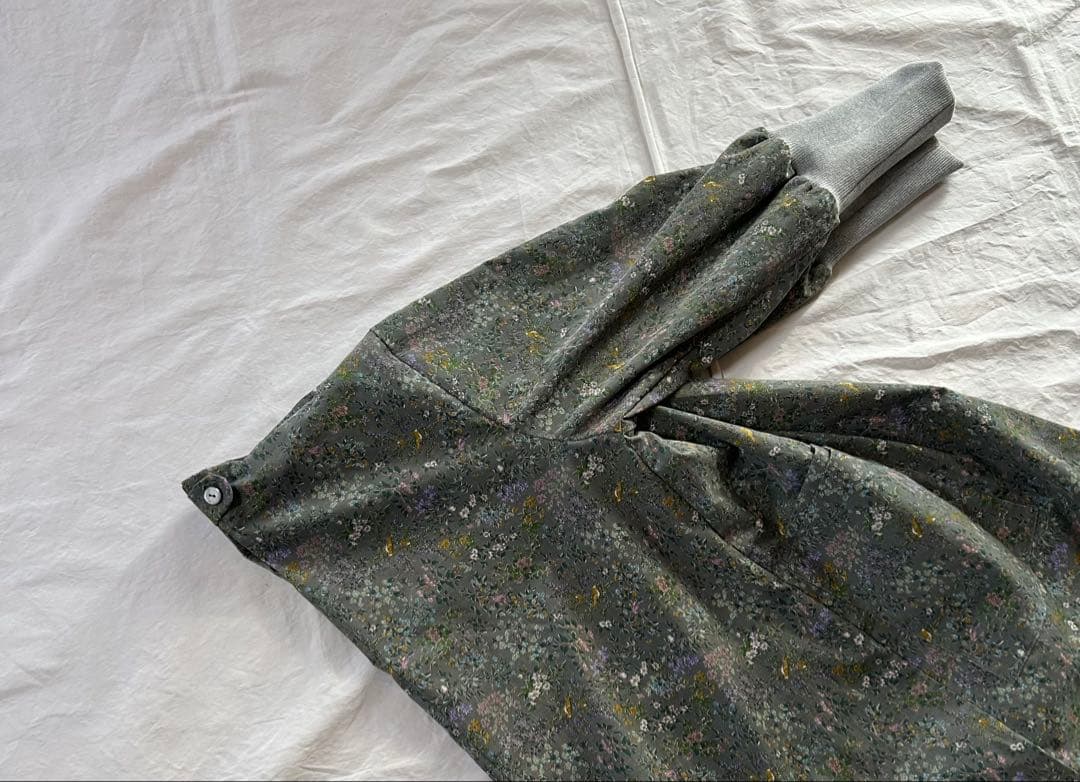 【ピロページ】細畝小花柄コットンコーデュロイ＊リブ袖口割烹着ワンピース