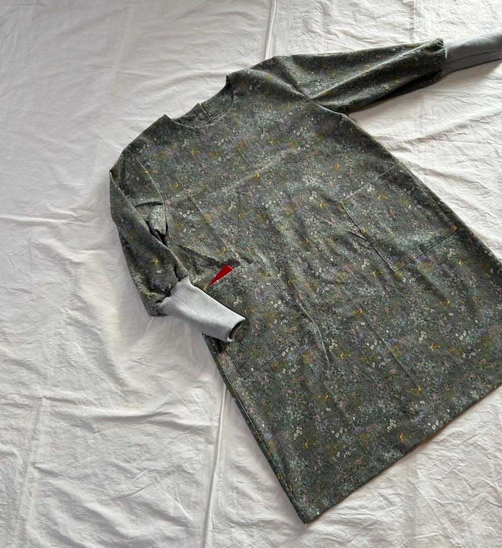 【ピロページ】細畝小花柄コットンコーデュロイ＊リブ袖口割烹着ワンピース