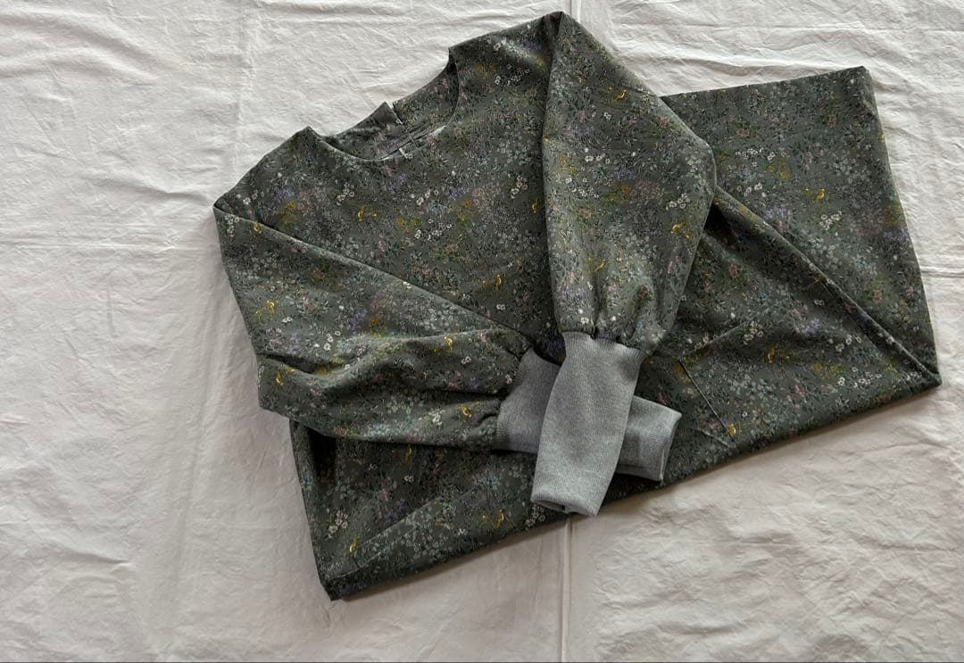 【ピロページ】細畝小花柄コットンコーデュロイ＊リブ袖口割烹着ワンピース