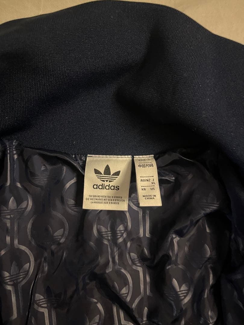 adidas トラックジャケット ベロア ネイビー