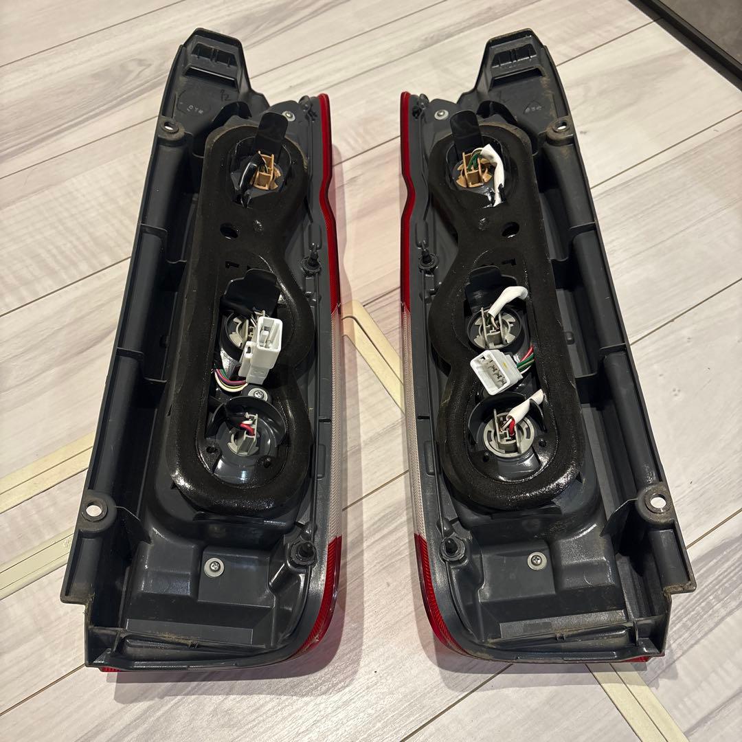 ハイエース 純正テールランプ