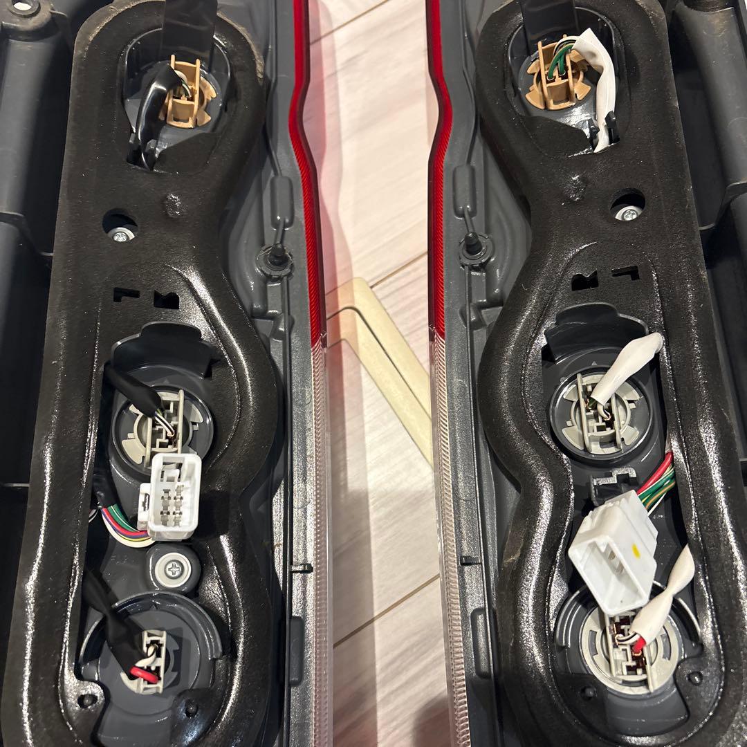 ハイエース 純正テールランプ