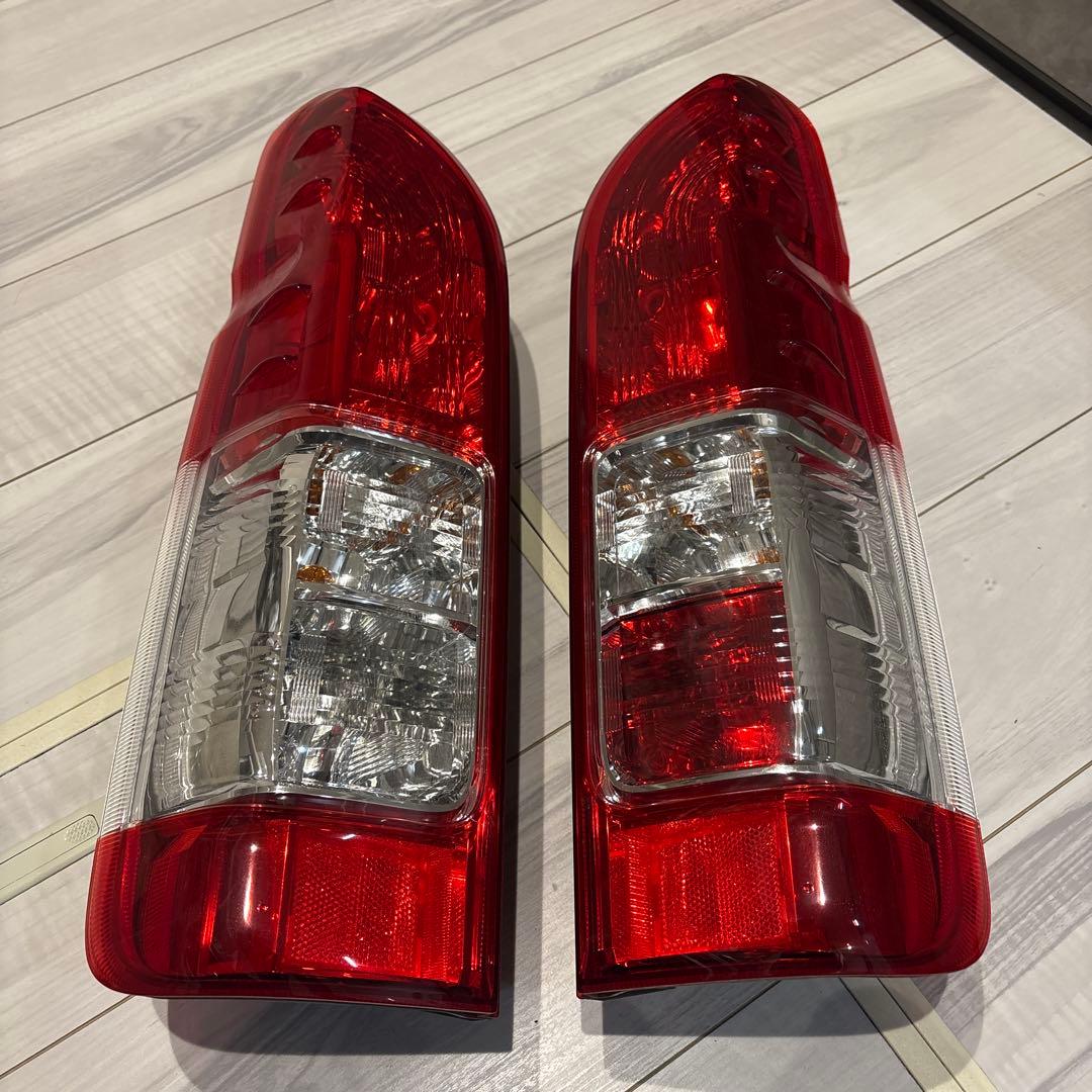 ハイエース 純正テールランプ
