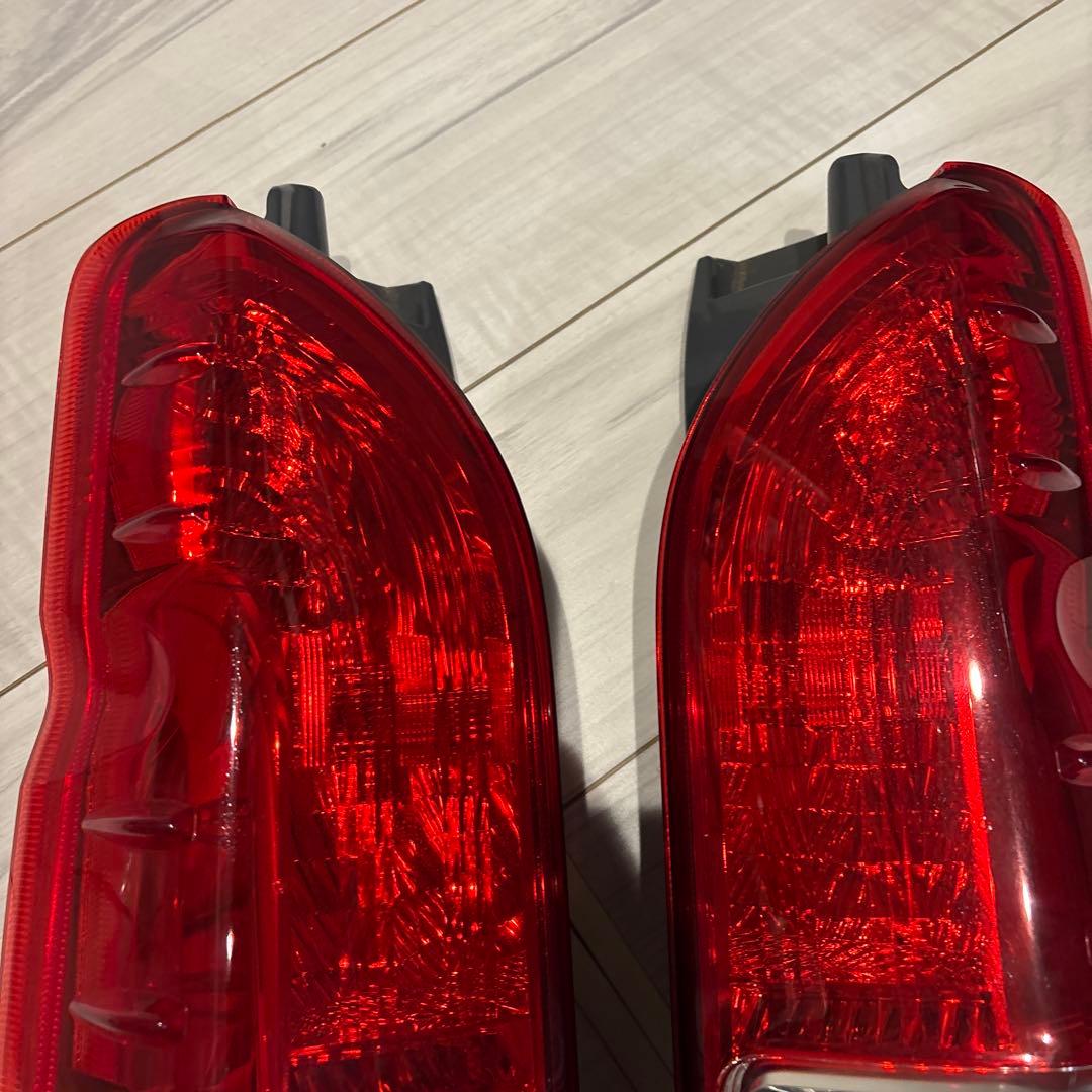 ハイエース 純正テールランプ