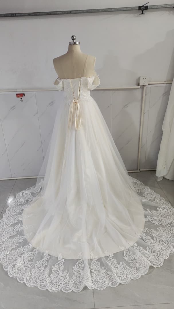 トレーンあり豪華レースウェディングドレスオフショルダーアボリー