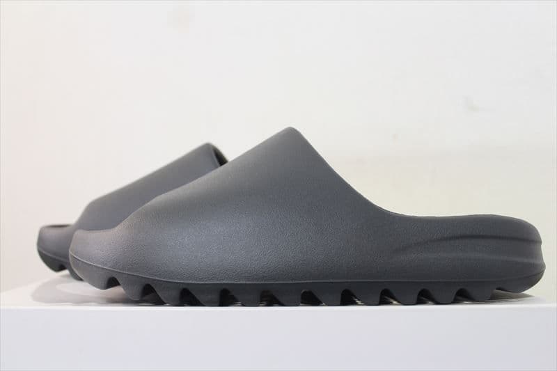 未使用 adidas YEEZY SLIDE DARK ONYX