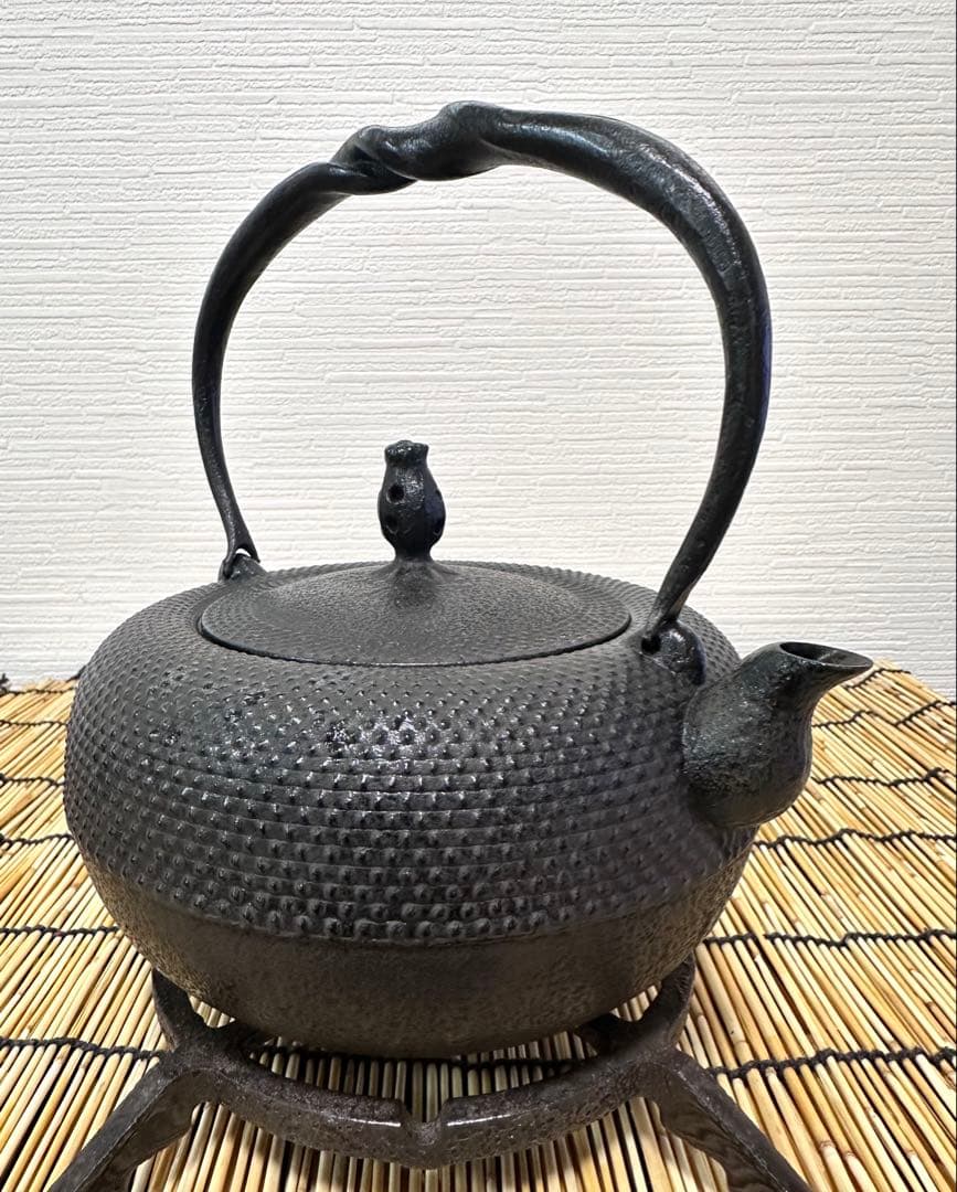 未使用、供箱、栞付　南部虎山工房造前田知行　１２型姥口アラレ　南部鉄瓶　南部鉄器