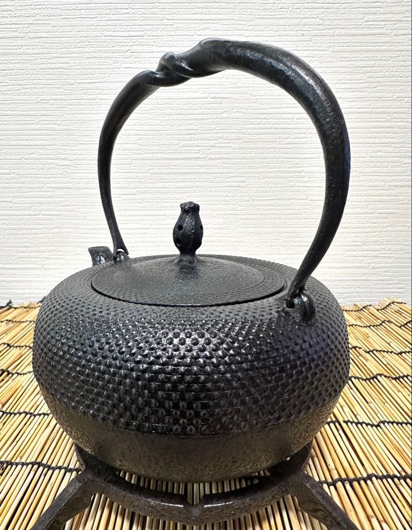 未使用、供箱、栞付　南部虎山工房造前田知行　１２型姥口アラレ　南部鉄瓶　南部鉄器