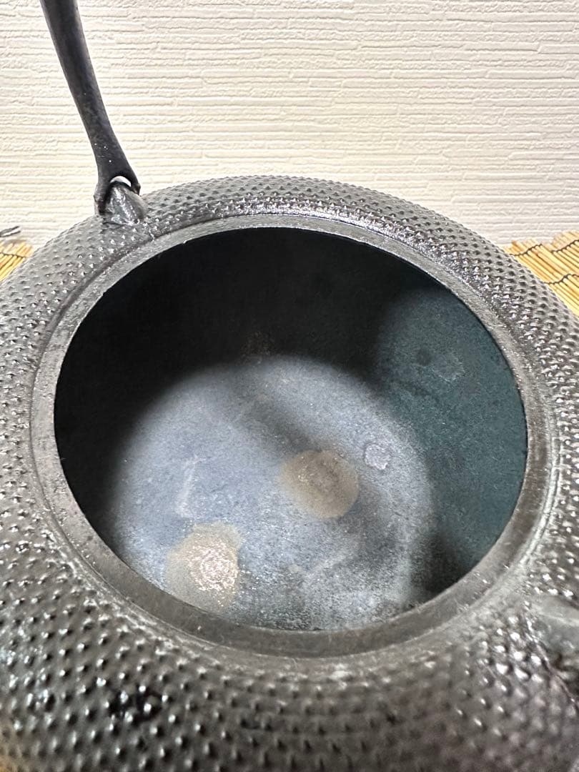 未使用、供箱、栞付　南部虎山工房造前田知行　１２型姥口アラレ　南部鉄瓶　南部鉄器