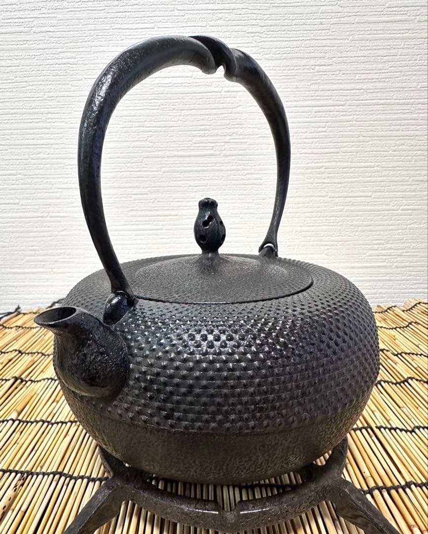 未使用、供箱、栞付　南部虎山工房造前田知行　１２型姥口アラレ　南部鉄瓶　南部鉄器