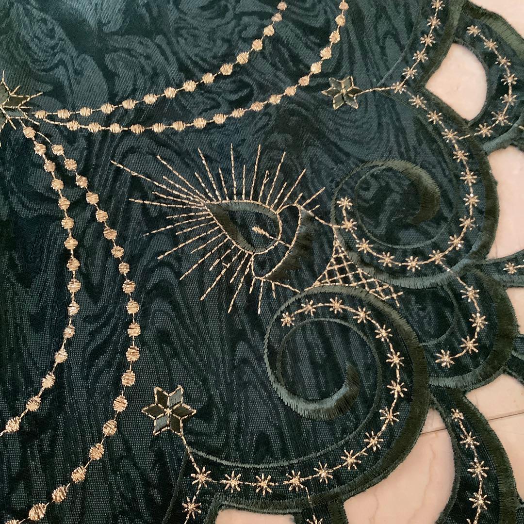 本場ドイツ製　上質な素材と作り、カットワークも美しいクリスマステーブルクロス