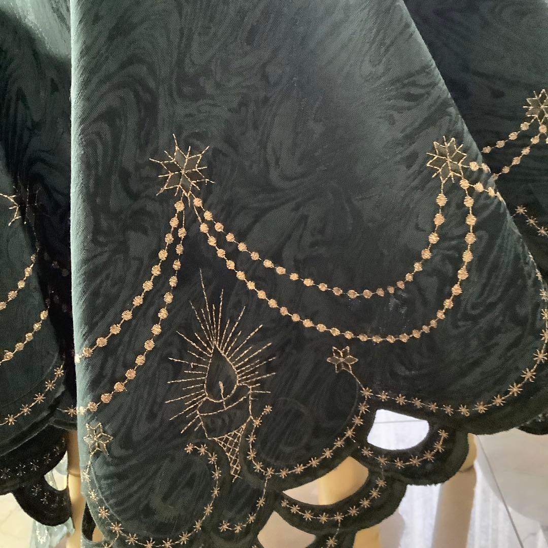 本場ドイツ製　上質な素材と作り、カットワークも美しいクリスマステーブルクロス