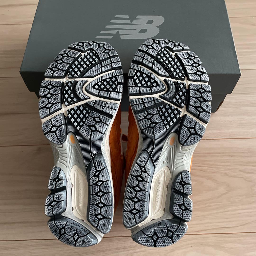 New Balance 2002R オレンジスニーカー