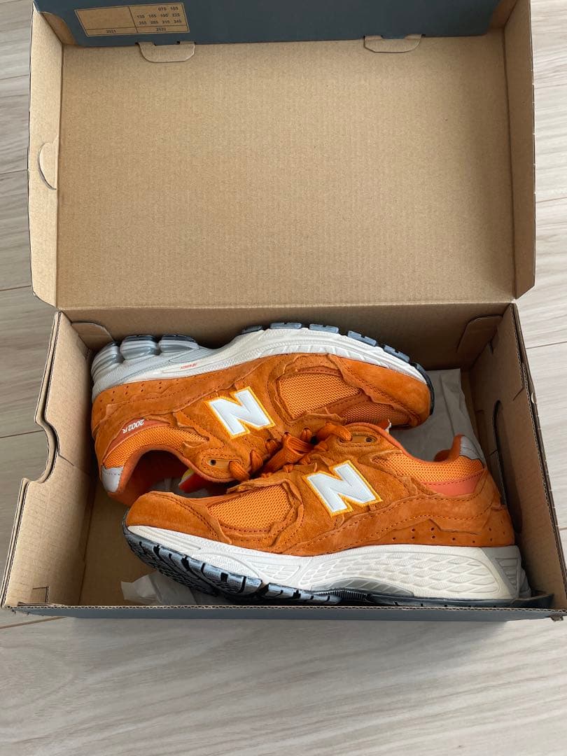 New Balance 2002R オレンジスニーカー