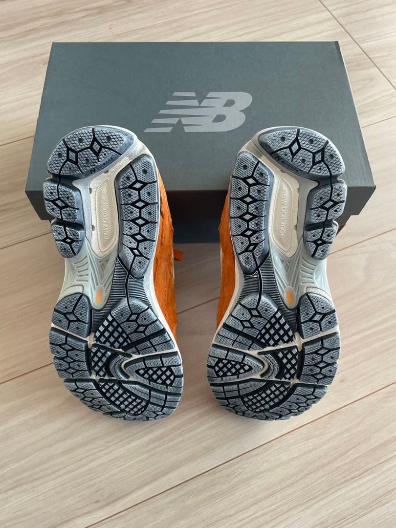 New Balance 2002R オレンジスニーカー