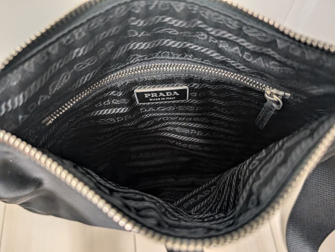PRADA ナイロン ショルダーバッグ