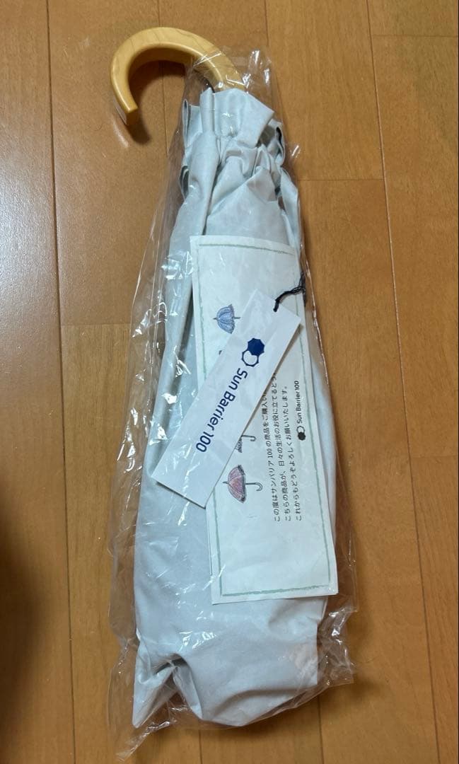 新品　サンバリア100 2段折　フリル　ホワイト　日傘　木曲がり手元