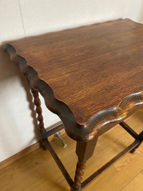 イギリス　アンティーク　ツイストレッグテーブル　オケージョナルテーブル