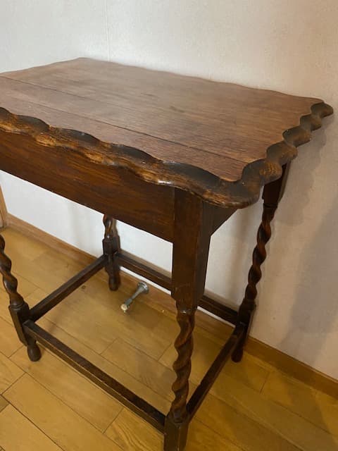 イギリス　アンティーク　ツイストレッグテーブル　オケージョナルテーブル