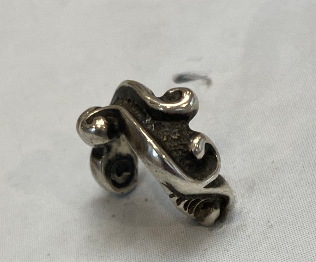 ビルウォールレザー　ウェーブピアス