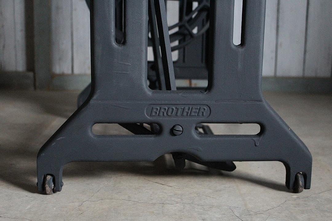 古い鉄脚と古材のテーブル　ワークデスク　机　作業台　古家具　古道具