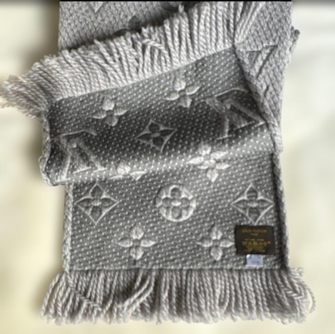 Louis Vuitton グレー マフラー ロゴ入り
