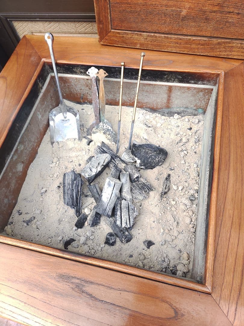 美品 高級 炉裏テーブル 暖房 調理可 炉端焼きOK 火鉢　新品南部鉄器鍋付き