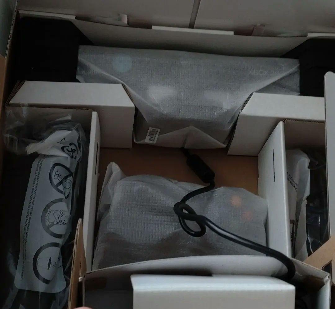 Microsoft Xbox360 XBOX 360 4GB + KINECT…