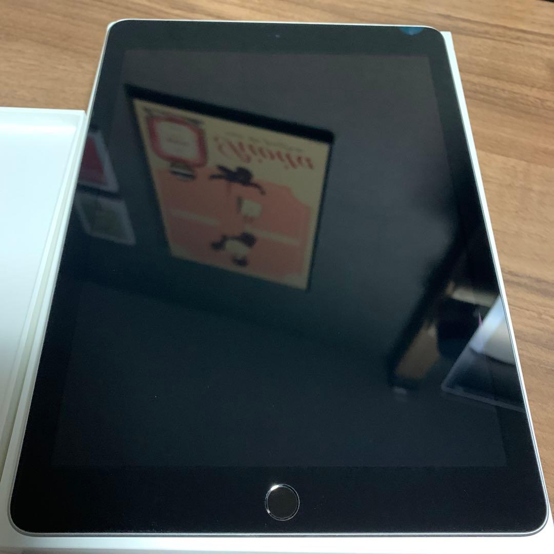 iPad 第6世代 32GB Wifi 本体 充電ケーブル•アダプタ付属