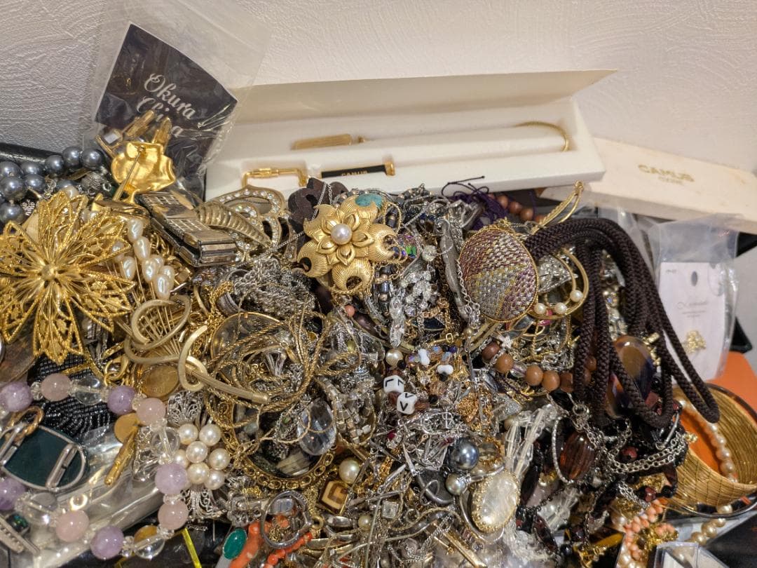 シ*ス様 メッキアクセサリーまとめ売り 6kgオーバー 66074-4a。