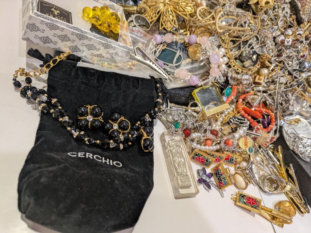 シ*ス様 メッキアクセサリーまとめ売り 6kgオーバー 66074-4a。