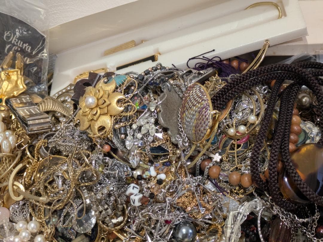 シ*ス様 メッキアクセサリーまとめ売り 6kgオーバー 66074-4a。