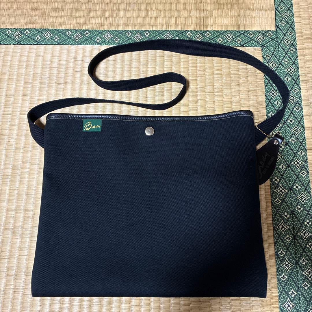 Brady ショルダーバッグ 黒