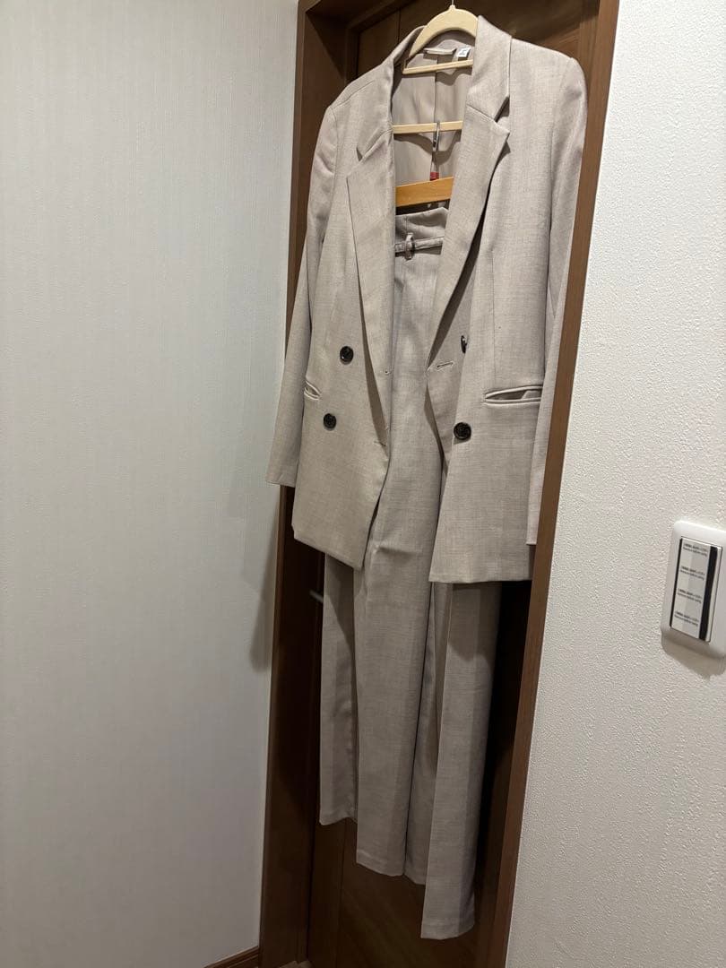 GU ベージュ ダブルブレストジャケット ベルテッド　ストレートパンツ Mサイズ