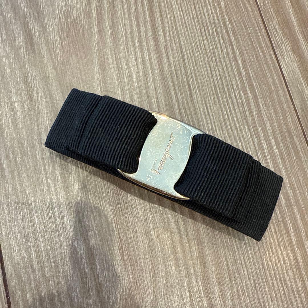 フェラガモ バレッタ ブラック ゴールド