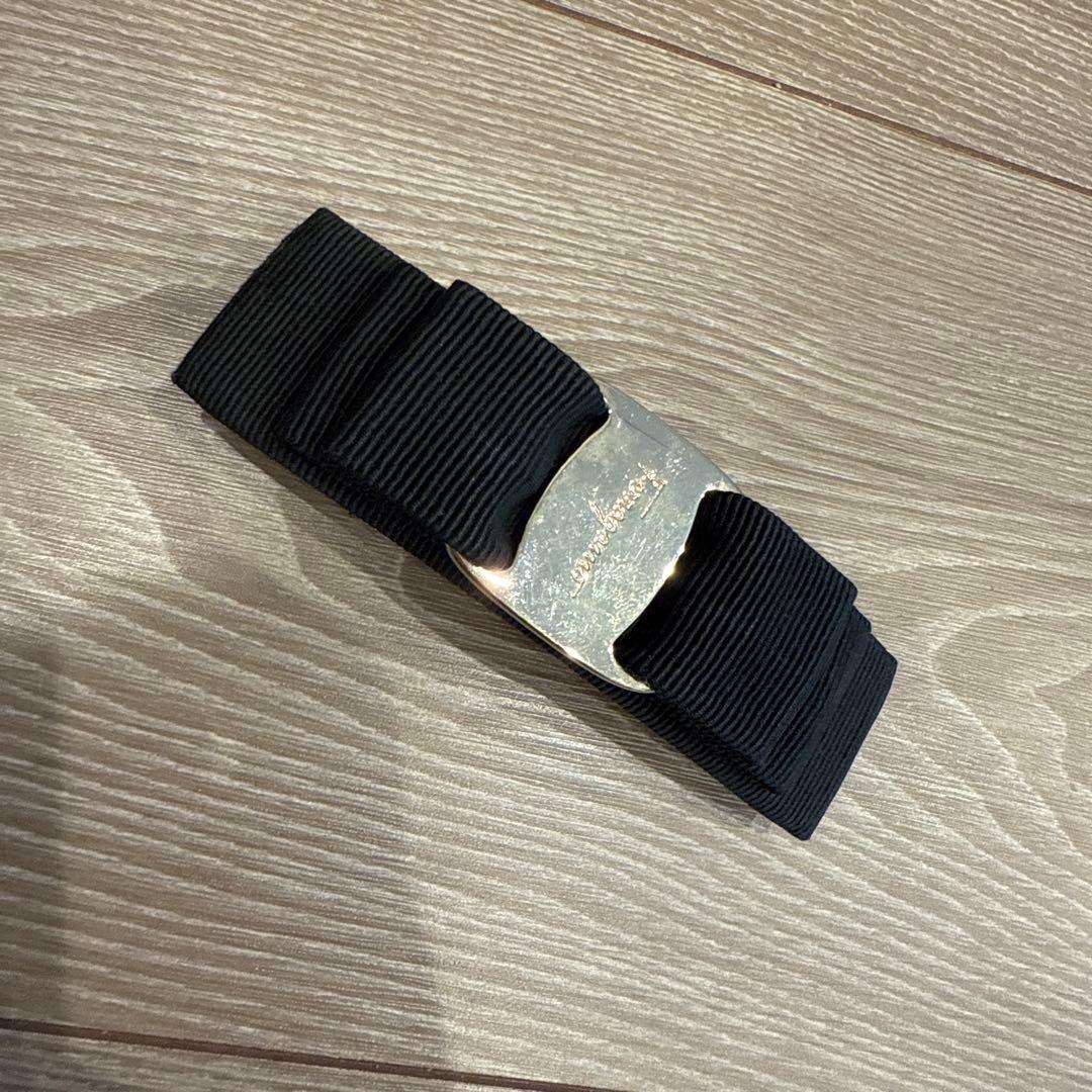 フェラガモ バレッタ ブラック ゴールド