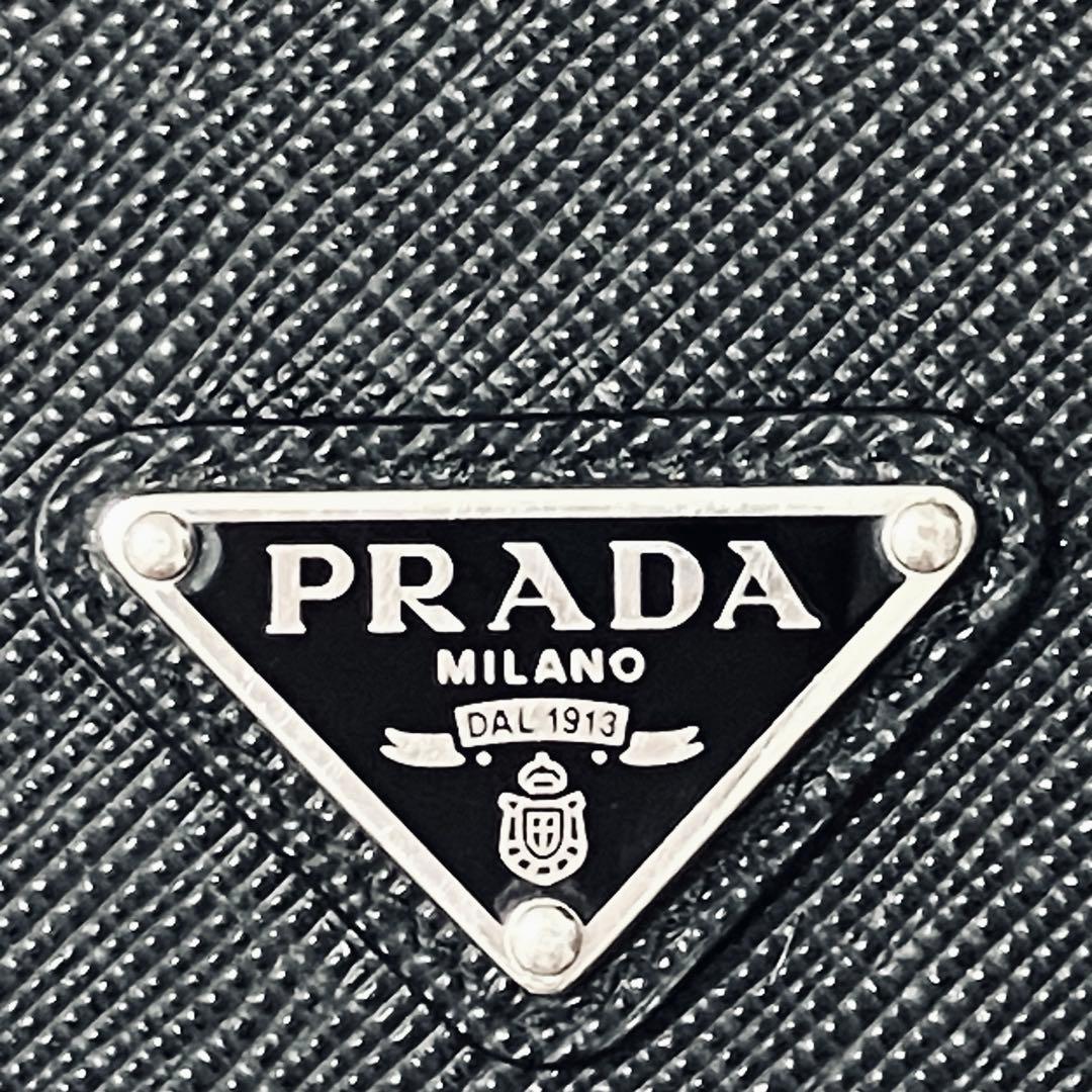 PRADA iPhone15Pro用 スマホケース 本革 プラダ三角ロゴ 正規品