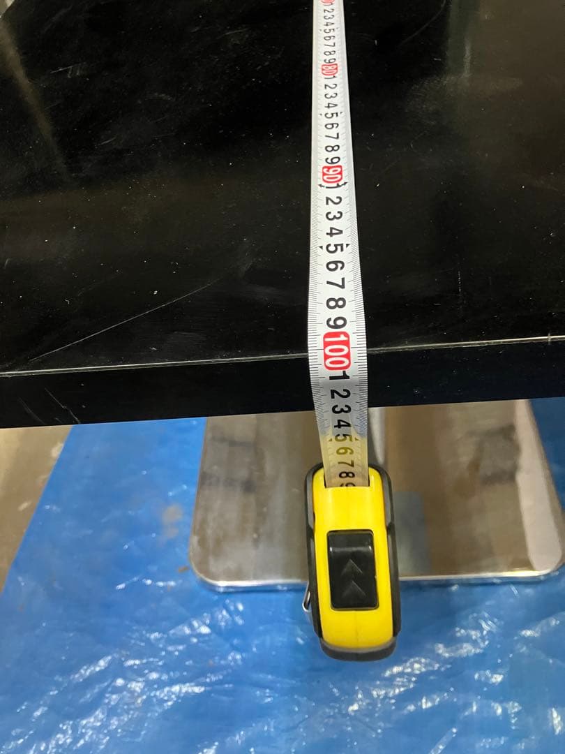 黒の長方形テーブル