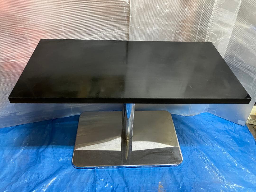 黒の長方形テーブル