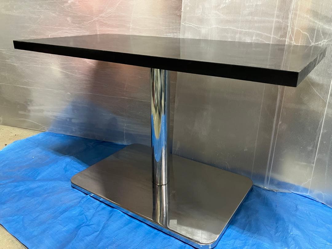 黒の長方形テーブル