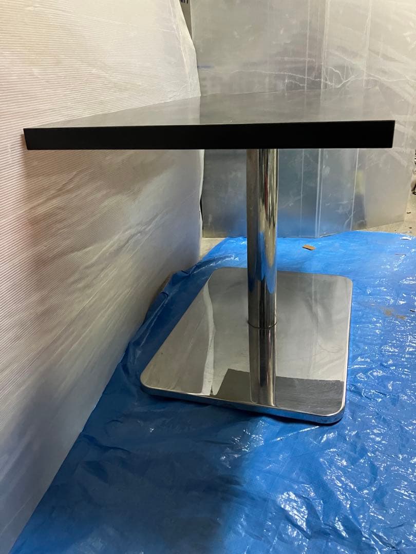 黒の長方形テーブル