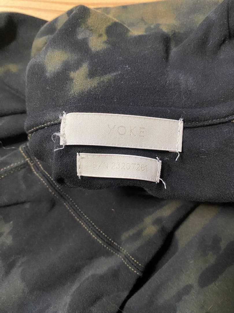 YOKE ブラック・カモフラージュ タートルネック