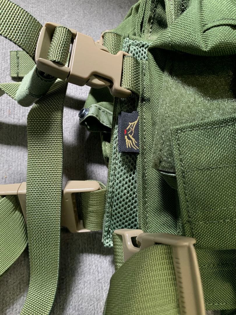 オリーブグリーン チェストリグ メッシュパネル付き